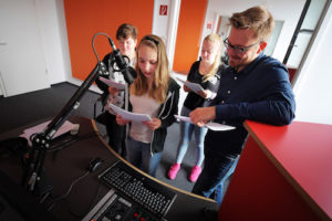Studioaufnahmen bei Radio Bochum für das Schüler-Hörspielprojekt „ Einhundertundelf - Zeitreise Bochum“ in Bochum